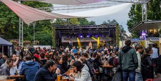 Auf verschiedenen Bühnen gibt es Musik, Tanz, Vorführungen und vieles mehr.